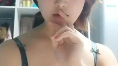 胸を揉みながらヒクヒクと喘ぎまくる巨乳女子の自撮り動画が流出!!