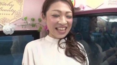 表情抬起來了！ ！魔鏡飛行人員全部38歲以上！一個美麗的已婚女人，不會讓你感覺到她的年齡，她第一次公開自慰“請讓我看看你妻子平常的自慰嗎？”一個成熟女人的陰戶是一個年輕男人的，她因暴露自己而射精。