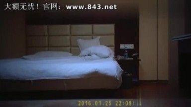 高顏值性感女神級美女飯店兼職援交時碰到位不帶套想硬操的客人 美女寧死不屈後來被男的使勁用力爆操