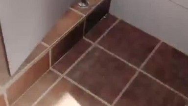 La star du drame Liu Ting réalise une merveilleuse performance en séduisant un homme avec un sac à dos dans des toilettes publiques. Après avoir fait l'amour, elle prend un selfie dans le miroir, haute définition 1080P, sans filigrane.