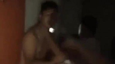 Filmagem real de um homem que pegou um adúltero na cama de um hotel e espancou sua traidora com um cinto - a mulher se recusou a aceitar