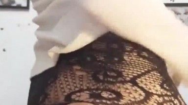 Live broadcast on mobile phone of a beautiful anchor with short hair and big white breasts, sexy crotchless black fishnet stockings and leaking breasts, rubbing BB show with props