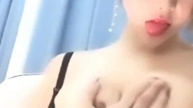 La modella di culo di prima linea delle celebrità di Internet Xiao Qingqing mostra il suo viso, il seno alto, il culo sodo, le calze nere sexy e sembra super sexy