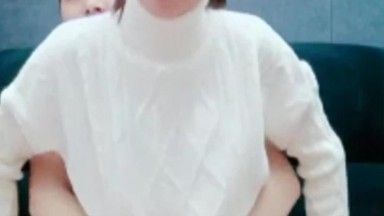 Una jovencita guapa vestida de blanco se pelea en el sofá. Le hacen una mamada con tacones y cabalga encima mientras gime y jadea. Es muy tentador, no te lo pierdas.