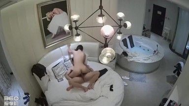 Un couple de grande qualité a été filmé en secret dans une chambre luxueuse d'un love hôtel. Ils faisaient l'amour du lit à la baignoire. Ce n'était pas suffisant. Ils le faisaient debout et se tenant au mur.