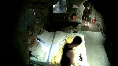 Um pequeno hotel especial filmou secretamente uma garota peituda de óculos e um jovem colega em uma sala de caverna com diálogos claros.