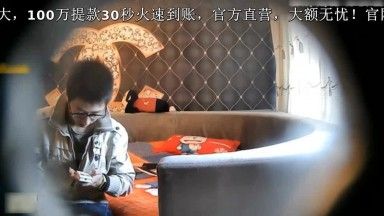 特色房偷拍性感漂亮的短发大学美女和久未见面的男友刚到房间就解开他裤子求操