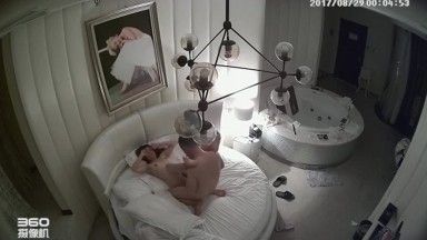 It’s not easy to hook up with a married young woman with a good figure in a luxury suite secretly filmed. After several sex sessions, they can satisfy each other.