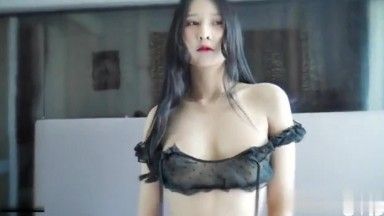 18素人Lisa无辜巨乳用舔来抚慰粉红乳晕