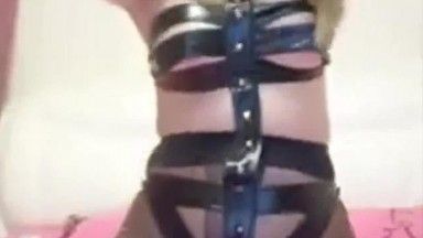 La coquine en tenue sexy et bas noirs fait l'amour, lèche la chatte et fait une pipe en chevauchant et baisée par derrière