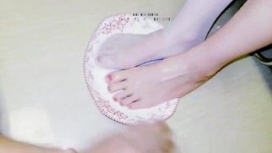 Jiujiu feet are soaked in coconut milk and white juice comes out. First, footjob and then fuck