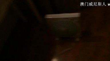 性感的95后黑丝美女和朋友KTV唱歌喝醉后带到住所玩弄后直接撕