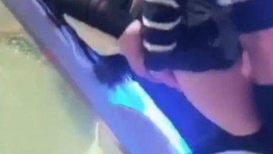 Interpretación de la historia de una belleza sexy a nivel de diosa y su pareja sexual: un hombre irrumpe y la folla duro mientras canta en un bar y va al baño.