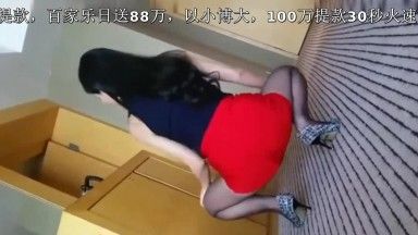 極度風騷性感的高顏值翹臀美乳性感美女椅子上口爆後又被扒光衣服在床上狠乾,最後爽的自己拿著雞巴往裡插!