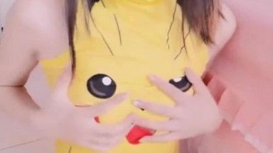 Twitter celebrity Xiaoxian Yun'er wears a Pikachu tights and picks her pussy, and also licks her own semen ~