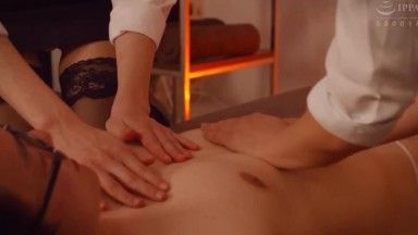 ``O óleo... é escorregadio e entra...'' As lindas esteticistas disseram alegremente enquanto deslizavam suas bucetas em seus paus... Fiz minha primeira massagem masculina e por algum motivo fiz sexo pela primeira vez (com várias pessoas)...