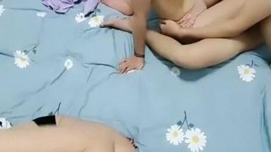 Dos parejas de hombres y mujeres hacen ejercicio juntos en casa y el sexo 4P es realmente excitante ~