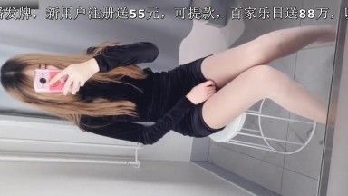 Internet celebrity girl wants to eat thick noodles – Hairless white tiger pussy exposed in the dressing room