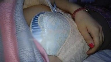 Una hermosa mujer con un temperamento sexy a nivel de diosa y dos internautas tomaron un refrigerio nocturno y el hermano K bebió demasiado. Los llevaron al hotel y se turnaron para tener relaciones sexuales. Lo filmaron con sus teléfonos móviles mientras tenían sexo. . Después de hacerlo, ¡incluso le volvieron a poner la ropa!