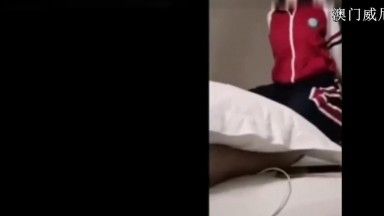 [Incidente di esposizione a Internet] È trapelato un video di sesso privato su larga scala di una ragazza con gli occhiali della Henan Experimental High School. Indossava un'uniforme scolastica rossa e faceva sesso intenso versione più completa.