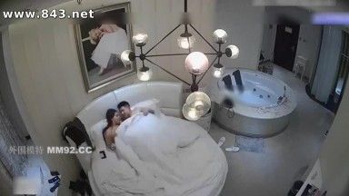 Eine stilvolle und sexy Schönheit wurde beim Sex mit ihrem Liebhaber in einem Luxuszimmer eines Themenhotels fotografiert.