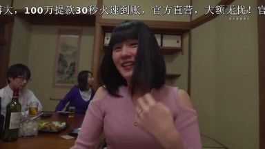 在一次同學會上，我再次遇見了同學小小（26歲），我被已婚女人的色情誘惑所感動，最終我們在商店的走廊和空蕩蕩的宴會廳裡發生了性關係，留下了記錄。