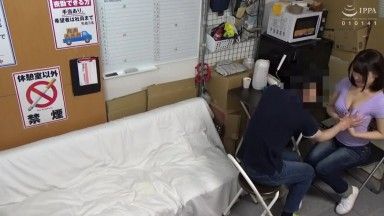 パートの人妻さんが若い従業員をこっそり連れ込んで楽しむヤリ部屋になっているバイト先の休憩室11