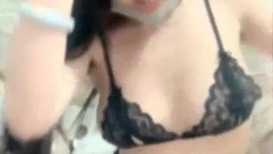 Una bella bellezza, snella e dal seno grande, mostra le sue calze a rete nere con una gamba sola e il seno e la figa che perdono. Indossa un vestito sexy ed è seducente.