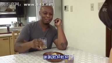 黒人男性が隣に引っ越してきて、彼のガールフレンドはすぐに彼の巨大なペニスに夢中になりました。ゾンメイ！