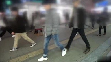 親ほど年の離れたオッサンと一心不亂に快楽を求めあう肉慾SEX！欲求不満の女子大生がオッサンを逆ナン→シャワーも浴びずに全身ベロベロ→美味しそうにちんしゃぶ→卑猥汁が溢れるおマ○コにチ○コを自らご案內→あらゆる體位で犯されまくる年の差SEX！