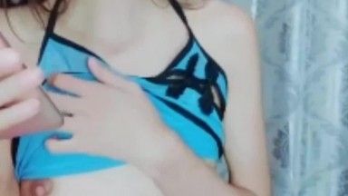 [Chinese anchor leaked] A slender girl with good looks and a sexy bellyband is tempting. She has sexy long legs and exposes her pussy and touches herself for temptation. The hair is very attractive. It’s very tempting. If you like it, don’t miss it.