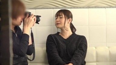 Progetto di verifica Nampa JAPAN! Se mia moglie viene rimorchiata da un bellissimo cameraman... Mentre il marito che monitora NTR osserva il monitor, la bella moglie ignorante e gentile che viene chiamata dal rimorchiatore farà sesso con un creampie?