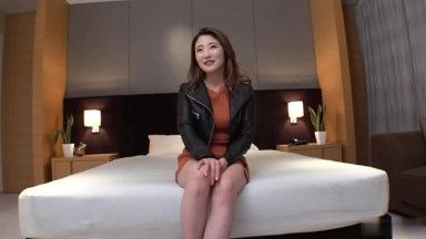 [第一彈] [觸手可及的美乳] [看著雞雞的臉…] 笑容可愛的20歲女學生。她的美麗乳房被吸吮，她的陰部被弄濕......業餘申請人，第一次 AV 拍攝 142