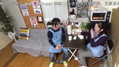 パートの人妻さんが若い従業員をこっそり連れ込んで楽しむヤリ部屋になっているバイト先の休憩室03