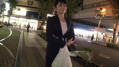 真的很软，第一枪。 1406 拼命勾引一个有戒心的白领美女，轻轻一碰她的胸，她的身体就颤抖了，我感觉到了！如果你拍她的背，她会完全融化，在你意识到之前，她的阴户就会被淹没！