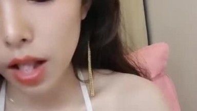 (Xu Wanwan) Beautiful girl shows off her vagina live, masturbating and squirting continuously