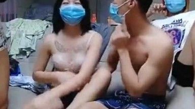 The masked guy who is crazy about this guy wants to play bad with a beautiful girl in his first live broadcast! Under the encouragement of dads, his anus and pussy are filled with cock!