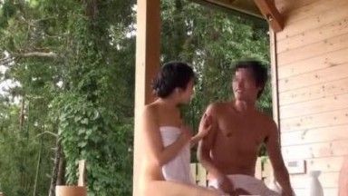 Prefectura de Yamanashi, baño mixto Baño al aire libre Hice que el novio de la pareja se durmiera y le mostré un comercial de pollas grandes, ¡y follaron! ¿Estás haciendo turismo? Las aguas termales son agradables. Si quieres, puedes tomar un poco de sake local.