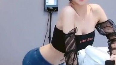 Douyu anchor, top sexy model Xiao Nannan live broadcast, flash bottom, see-through skirt, boobs, black stockings, denim, hot dance temptation, WeChat welfare 2