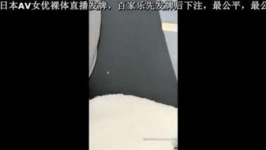 La graziosa ragazzina loli di Chengcheng viene sedotta masturbandosi con oggetti di scena. Si toglie le mutandine e inserisce oggetti di scena senza peli nella sua vagina con un vibratore. Si tocca sul water del bagno.