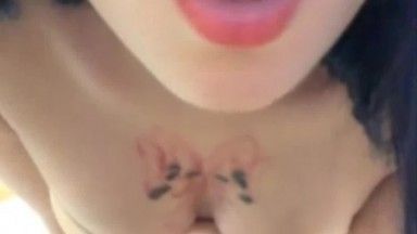 [Ancora cinese trapelata] Spettacolo in coppia di ragazze sexy con un bell'aspetto e tatuaggi sulla schiena, vibratori infilati nella figa, vibranti, che leccano il seno e la figa. Molto allettante.