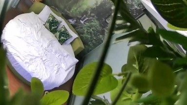 La bellezza grassoccia e sexy non era disposta a fare sesso con un uomo tatuato che aveva appena incontrato in un hotel. L'uomo l'ha buttata sul letto tre volte e alla fine l'ha costretto a entrare. Dopodiché, ha collaborato obbedientemente quando l'ha scopata di nuovo !