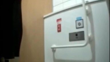 縞模様の服を着たマン毛の美少女がショッピングモールのトイレにしゃがみ、うっかり下着を汚してしまう映像が外部サイトから流出。