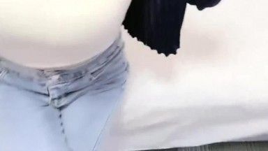 Putita con jeans ajustados de Baihu, perspectiva en primera persona, creampie sin condón