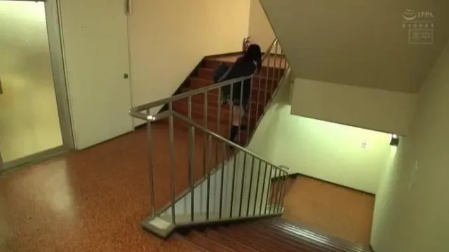 在危險的一天，美咲梓被一名背部猥褻者懷孕，殘酷的雞巴從後面深入她的陰道，她陷入了高潮。