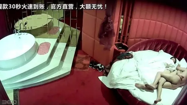 La cámara en forma de gota de agua del love hotel filmó en secreto a un hombre asqueroso de mediana edad y una belleza alta y de pelo largo ingresando a una habitación y teniendo sexo de muchas maneras.