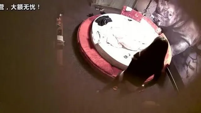 Un homme d'affaires d'âge moyen et une jeune femme ont été filmés en secret sur le grand lit rond d'un hôtel de charme et fumaient des cigarettes après avoir eu une liaison 1