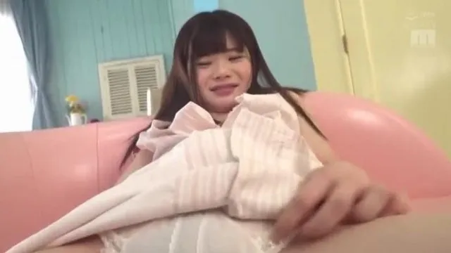 一個敏感的美麗女孩，輕微的刺激就會抽搐，一次又一次地達到高潮，在她的 AV 首次亮相中早洩和射精的敏感偶像。