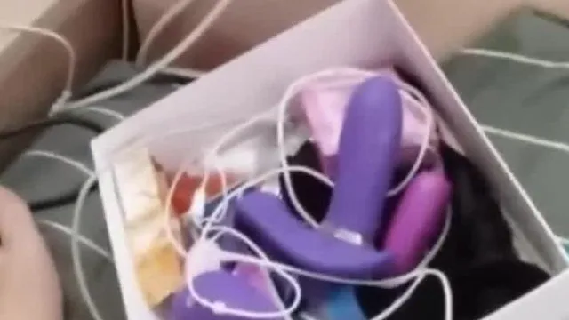 La diosa con múltiples talentos puede tocar la erhula. Después de tocar algunas canciones, comenzó a mostrar sus accesorios sexuales. Tiene muchísimos coños, coños regordetes y muchos diálogos en mandarín.