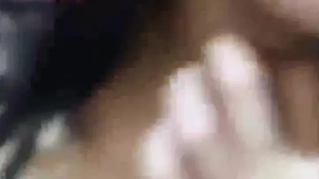 这美女主播有点屌光天化日被狼友指挥到五金店里用剪刀剪断内裤抠逼1